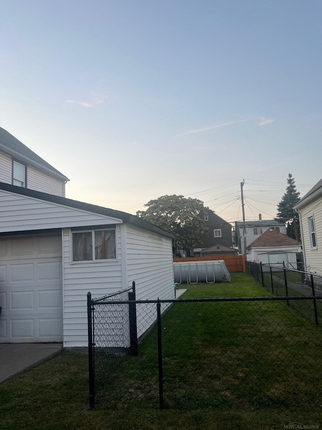 view of yard at dusk