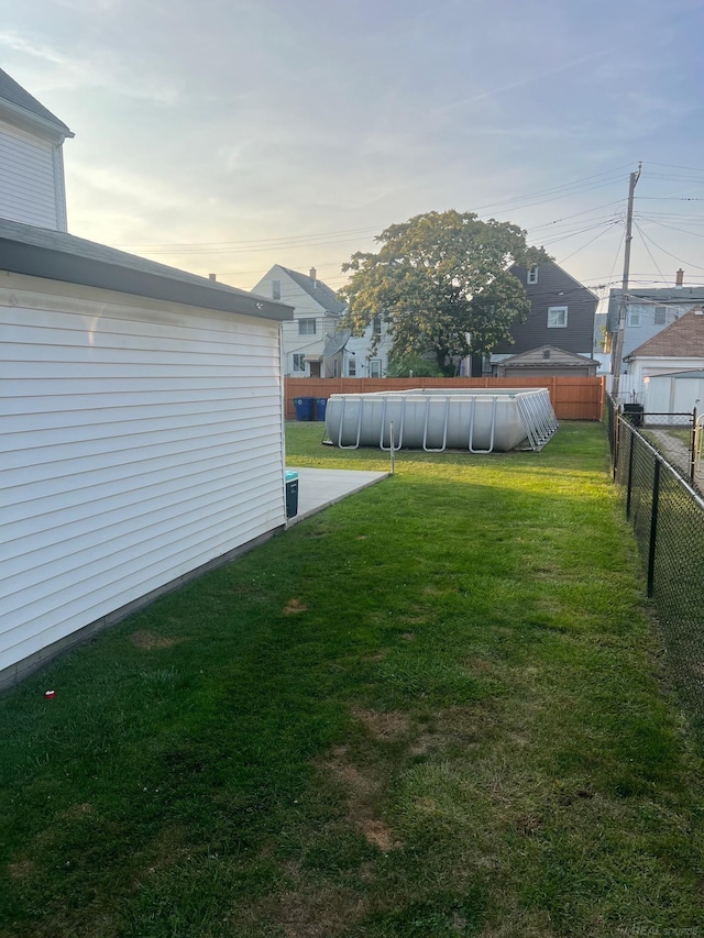 view of yard at dusk