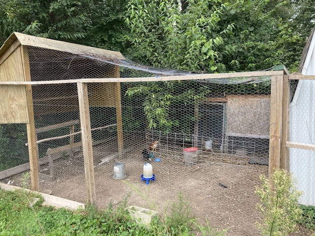 view of yard with an outbuilding