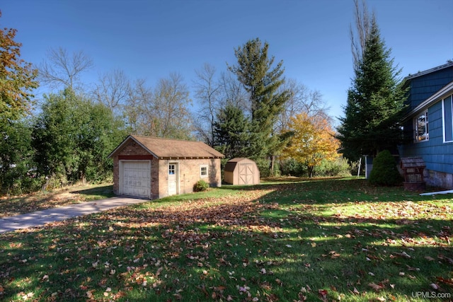 view of yard with a storage unit and a garage