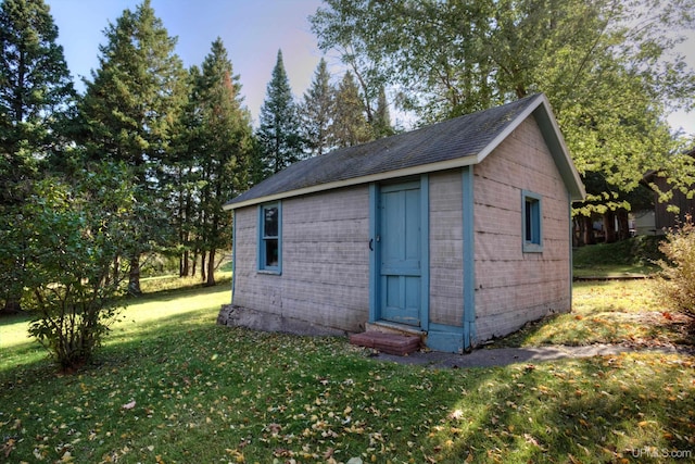 view of outdoor structure featuring a yard