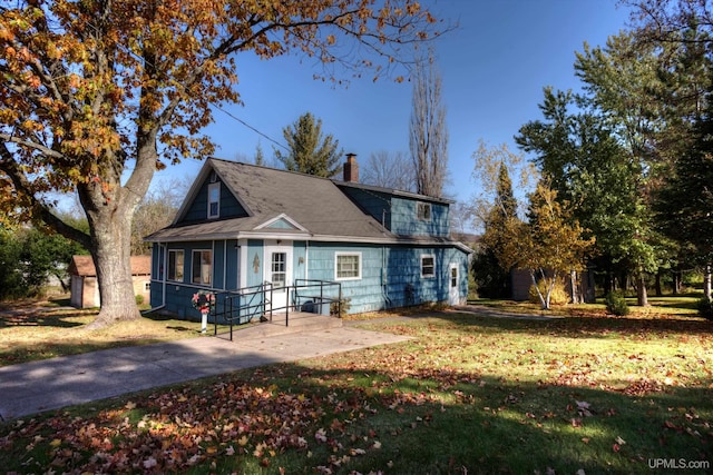 view of front of property featuring a front yard