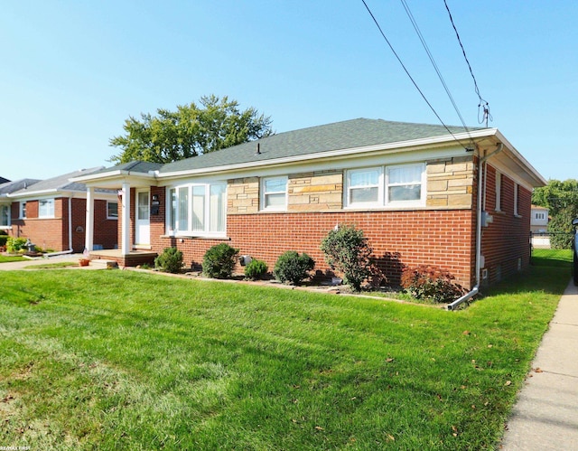 view of front facade featuring a front yard