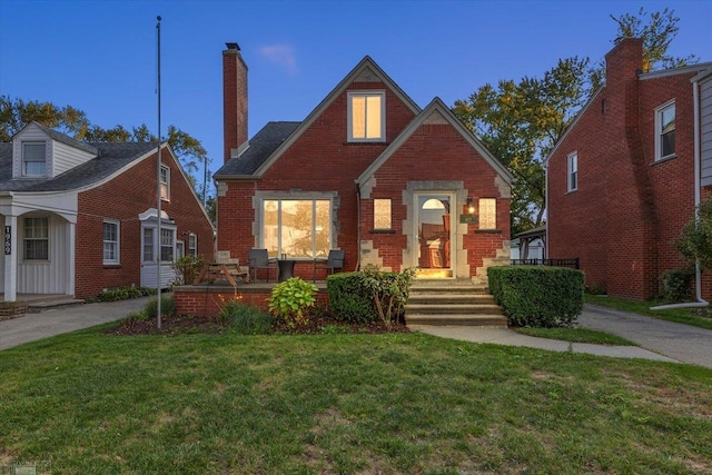 view of front of home featuring a lawn