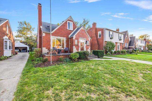 view of front of property featuring a front yard