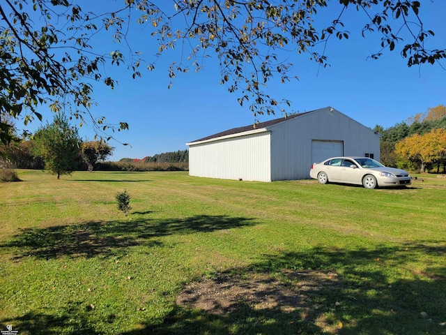 view of yard featuring a garage and an outdoor structure