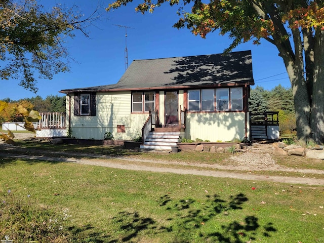 view of front of home with a front lawn