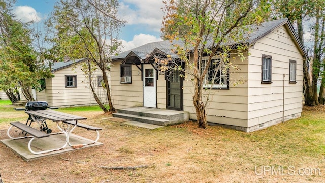 rear view of house featuring a lawn