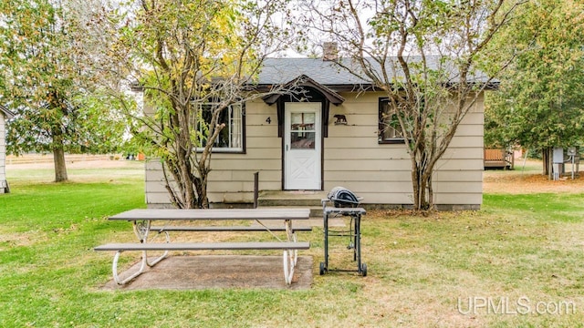 view of outdoor structure with a yard