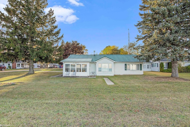 view of front of house featuring a front lawn