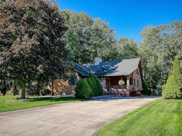 view of front of house featuring a front lawn