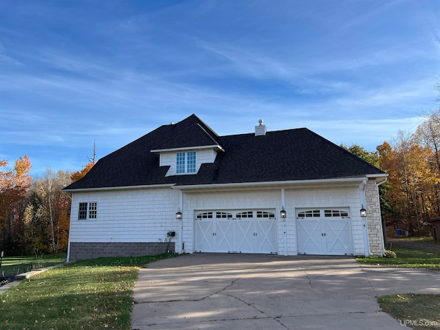 view of front of home featuring a front yard and a garage