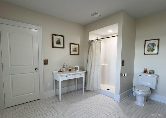full bathroom featuring a shower stall, visible vents, toilet, and baseboards