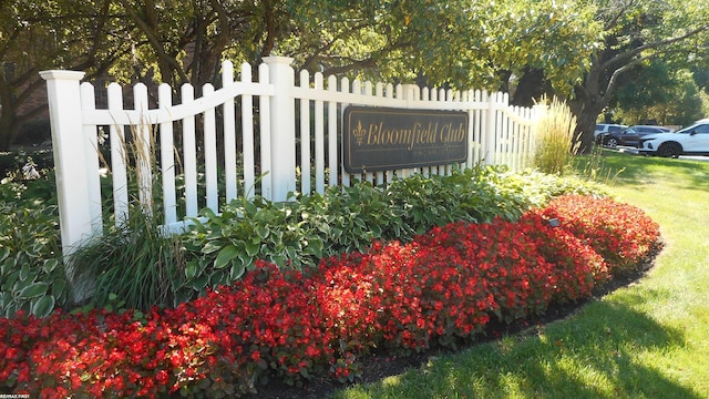 view of community / neighborhood sign