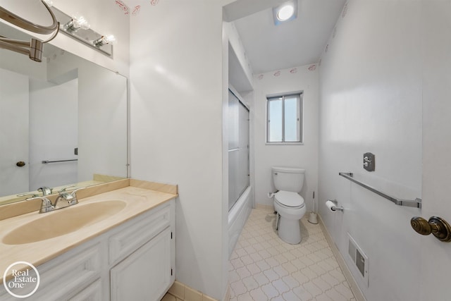full bath featuring combined bath / shower with glass door, vanity, baseboards, toilet, and visible vents