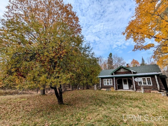 view of front facade with a front yard