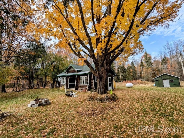 view of yard with a shed