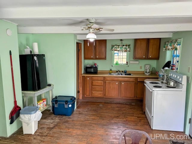 kitchen with sink, electric range, dark hardwood / wood-style flooring, black fridge, and ceiling fan