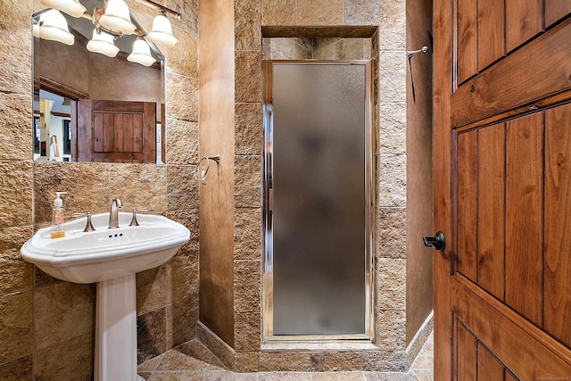 bathroom featuring walk in shower and an inviting chandelier