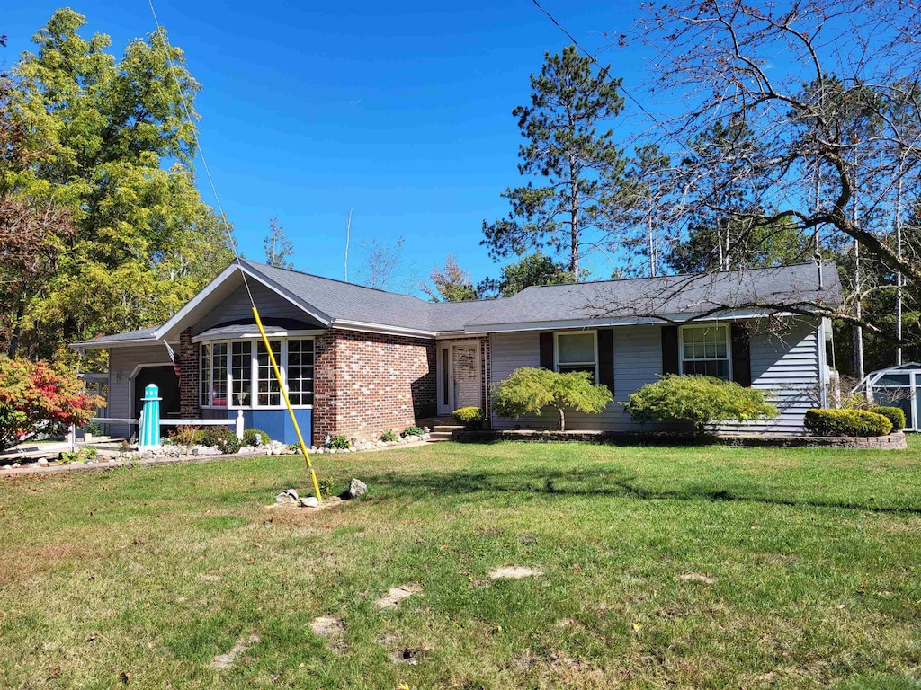 single story home with a front lawn