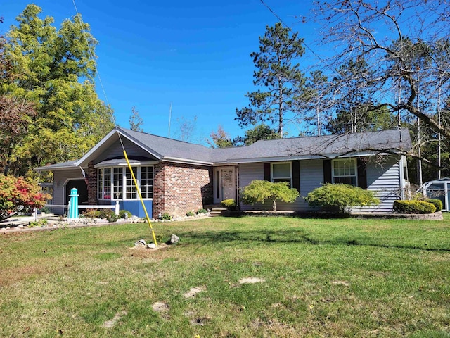 single story home with a front lawn