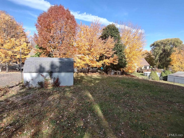 view of yard featuring a storage shed