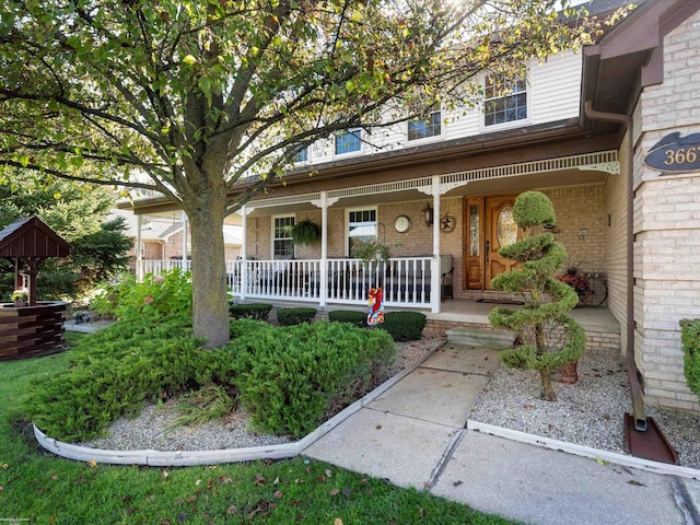 property entrance featuring a porch