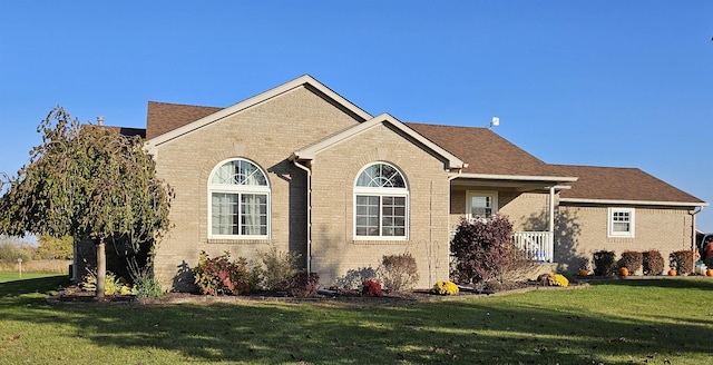 view of front facade featuring a front yard