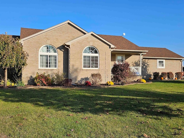 ranch-style home featuring a front lawn