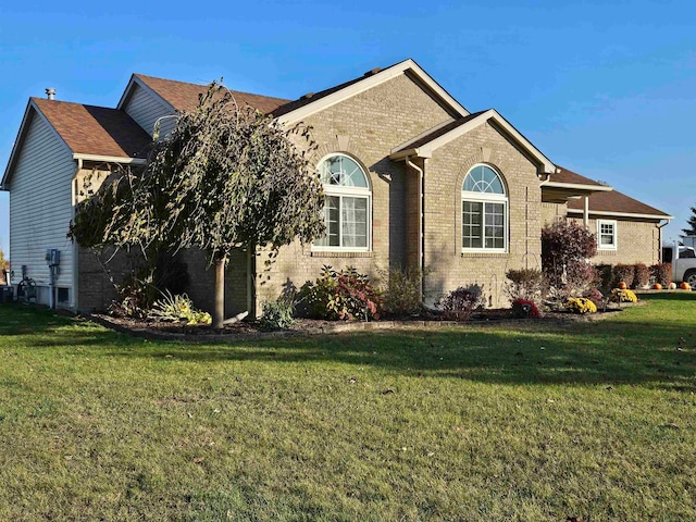 view of front of home with a front lawn