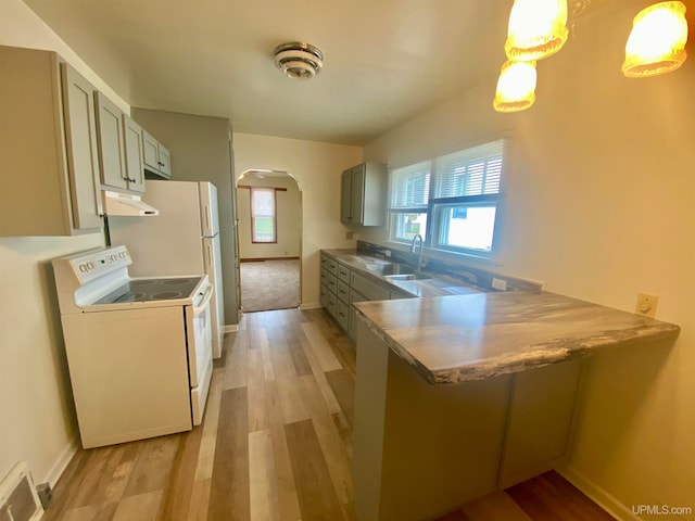 kitchen with kitchen peninsula, sink, pendant lighting, white electric stove, and light hardwood / wood-style floors