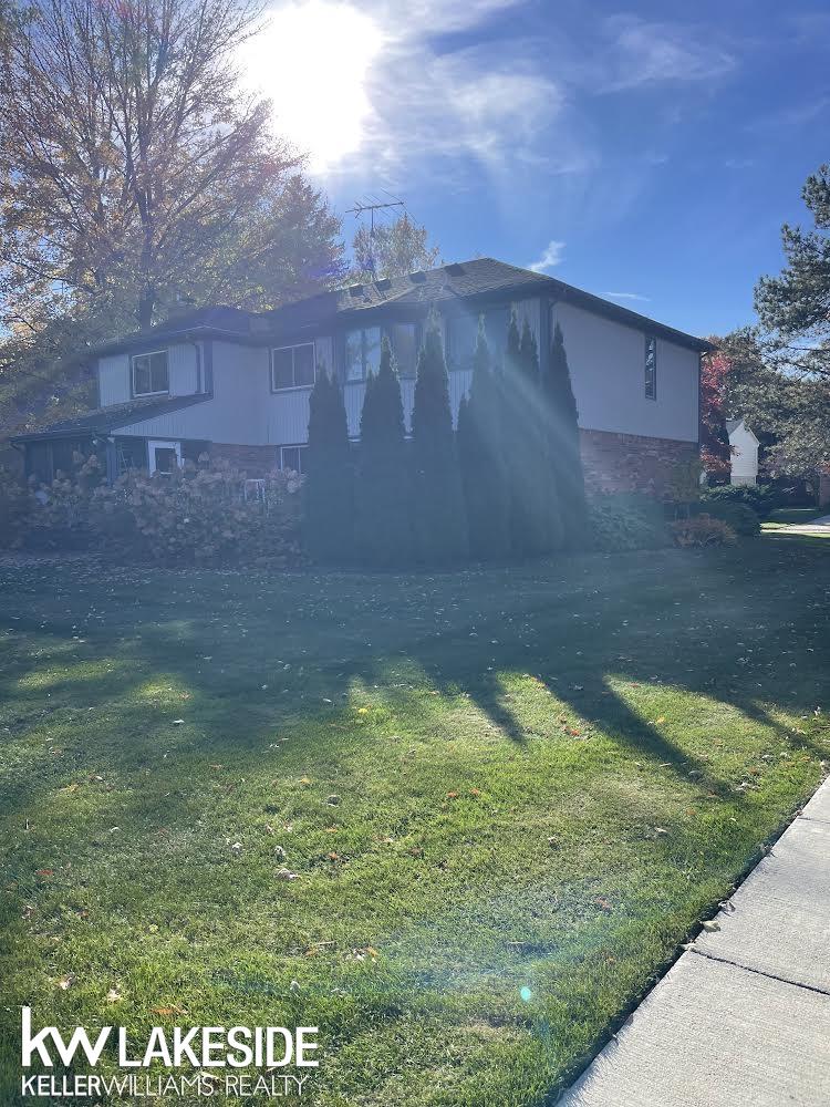 view of front of house with a front lawn