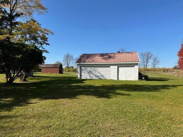 view of yard featuring a shed and a garage