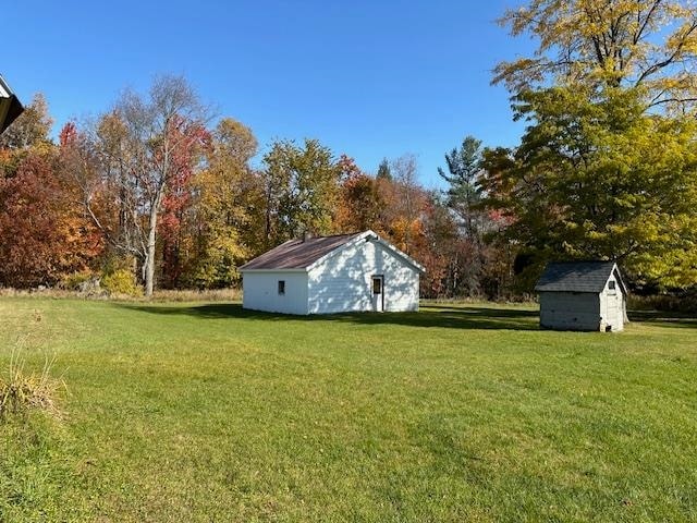 view of yard with a shed