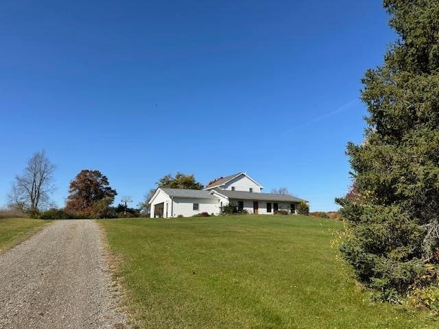 view of front facade featuring a front lawn