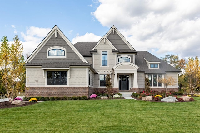 craftsman-style house featuring a front lawn