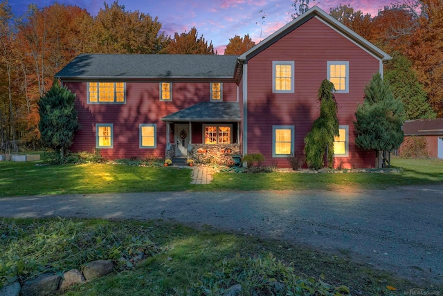 view of front of property featuring a lawn