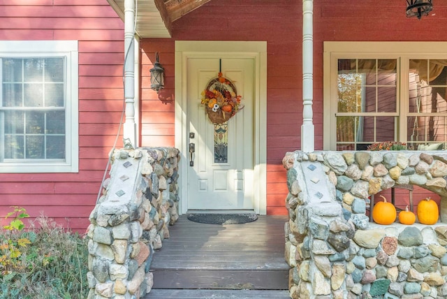 doorway to property with covered porch