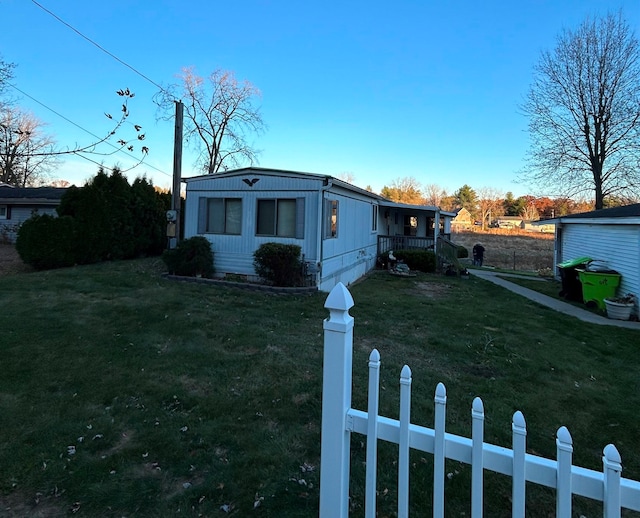 view of front of home featuring a front lawn