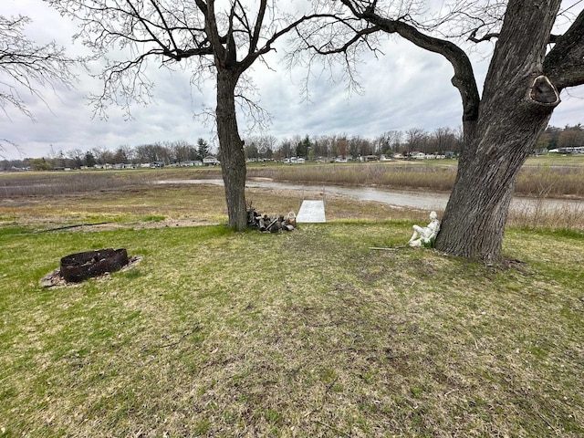 view of yard featuring a rural view