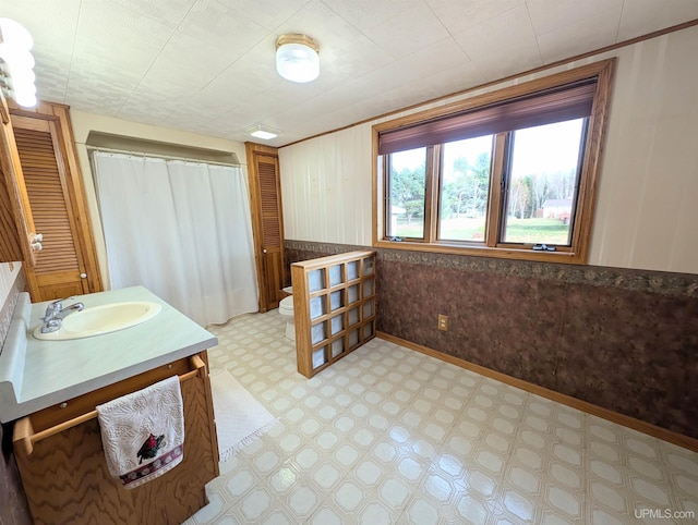full bathroom featuring tile patterned floors, vanity, toilet, baseboards, and a shower with shower curtain