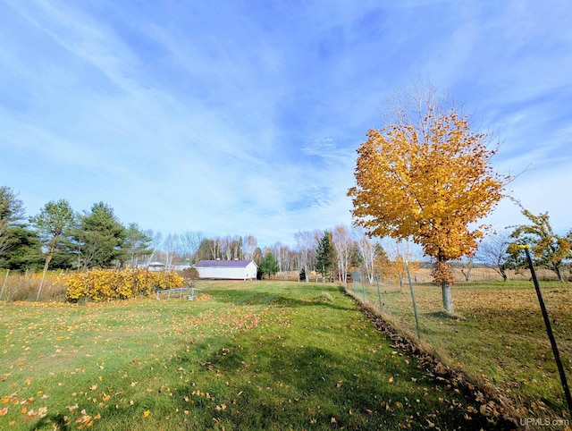 view of grassy yard featuring a view of countryside