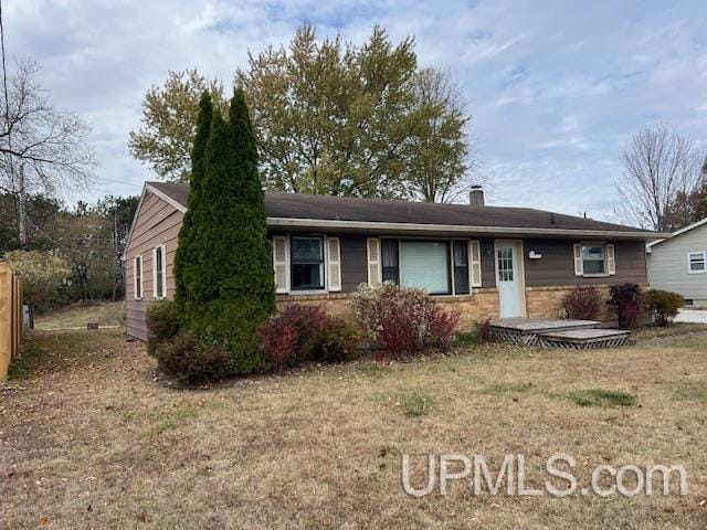 single story home featuring a front yard