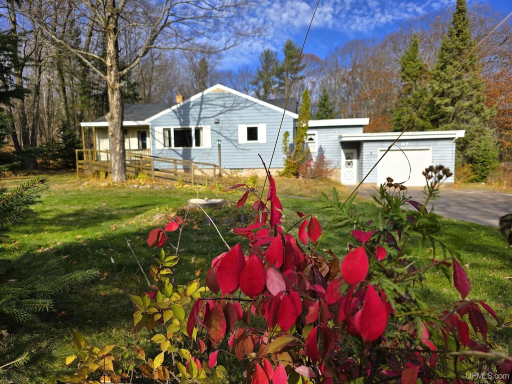 view of yard with a garage