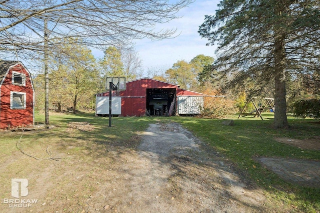 view of yard featuring an outdoor structure