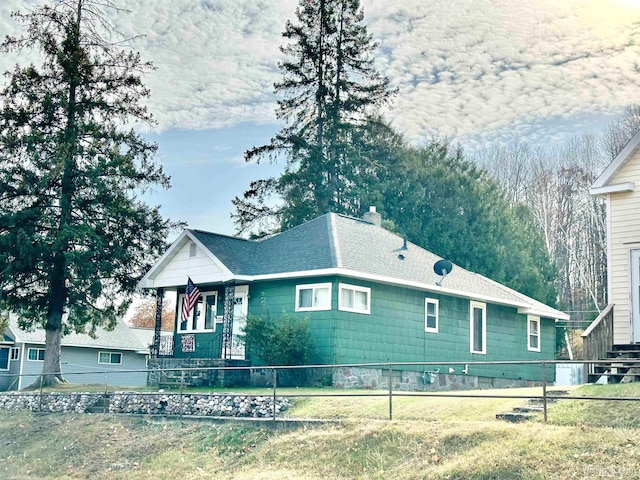 view of front of property featuring a front yard