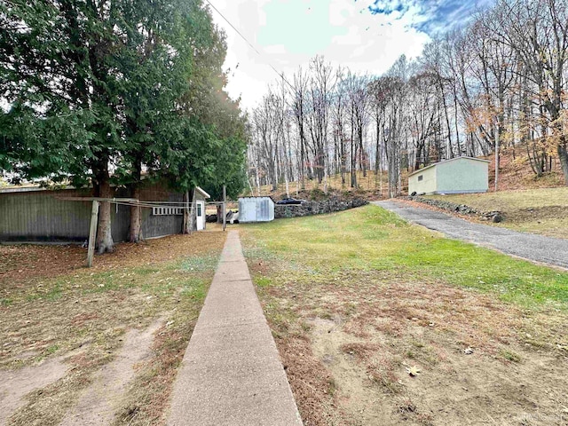 view of yard featuring an outbuilding