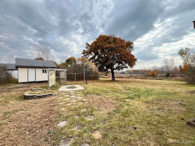 view of yard featuring a storage shed