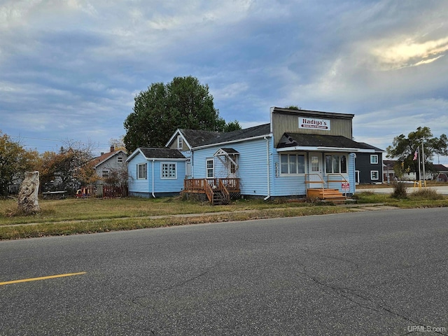 view of front facade featuring a front lawn