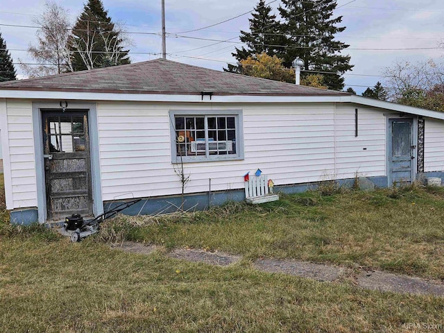 view of side of property featuring a lawn